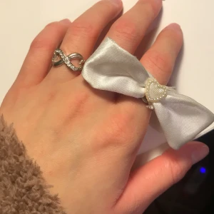 Ringar - Den i rosett har jag själv gjort med diameter 1,9CM och den andra är en vintage ring med diameter 1,7cm. 32 för en + Frakt 11 