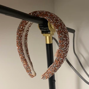 Diadem Beck Söndergaard - Ursnyggt och populärt diadem från Beck Söndergaard som tyvärr inte används längre. Köpt för 349kr på NK 