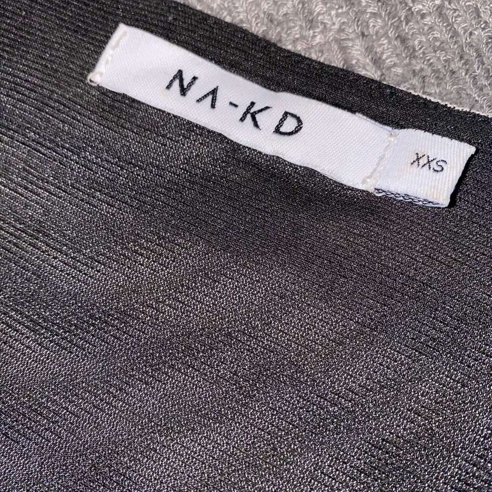Klänning köpt från NAKD. Säljs för 150kr✨ passar xxs-m💕. Klänningar.