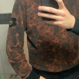 Stone Island crewneck - detta är en Stone Island tjocktröja i Storlek L sitter ungefär som en stor M modelen heter ”Lava” och tröjan är då limiterad till några år tillbaka. Tröjan är fortfarande i bra skick och väldigt varm.