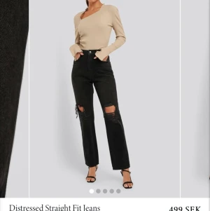 Slitna jeans nakd - Helt nya jeans från nakd i storlek 32 som är slutsålda på hemsidan! Buda eller köp direkt för 500