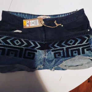 Ovanliga korta jeansshorts nya med tags strl 40 - Snyggt mönster. Strl 40. Tags kvar.