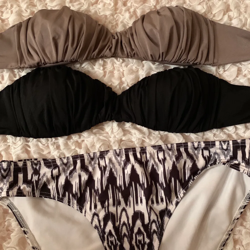 Två bikiniöverdelar från H&M i str 38, en underdel från Gina tricot i str M och flipflops i str 37/38. Kan hämtas, mötas upp om i närheten eller levereras, men köparen står för frakt! . Övrigt.