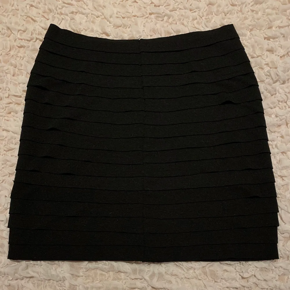 En oanvänd svart kjol från Bik Bok, str M. Kan hämtas, mötas upp om i närheten eller levereras, men köparen står för frakt! . Kjolar.