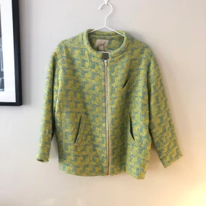 Jacka/kavaj HM Trend, 36 - Tunnare jacka från HM trend, storlek 36. Väl använd och en del noppor men fantastisk ändå!