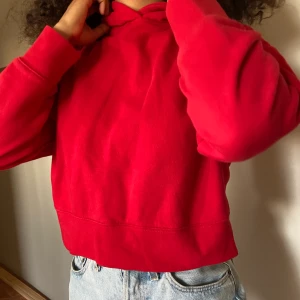 Röd hoodie från zara - Röd hoodie! Lite croppad, mjuk på insidan, väldigt basic