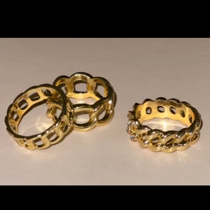 Guldringar 3st - 3 st gult ringar i storlek S, passar om du har lite mindre fingrar, super fina och passar till allt! Helt nya och oanvända. Säljer för 39 kr plus 22kr frakt (köpte för 139kr) 