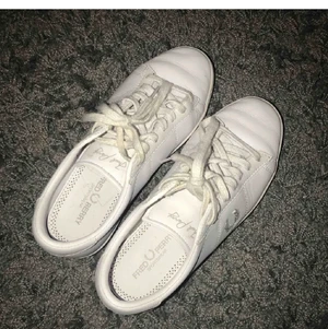 Skor - Använda fåtal gånger och är i bra skick, nypris 1000kr! Super fina enkla sneakers 👟 ! Frakt 63kr 