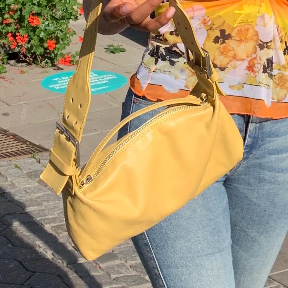 Super fin gul shoulder bag har använt den vid få tillfällen.🐥. Väskor.