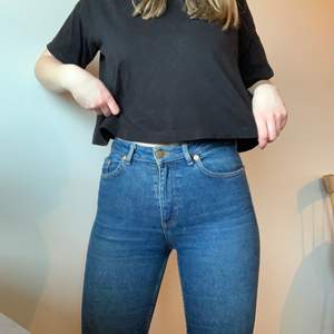 Jätte(!!!)fina jeans från &other stories! Storlek 25. Passar en xs och kaanske s. Avklippta, jag är 160 som referens. Älskar dessa men är lite små tyvärr. Skickar/möts i malmö