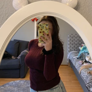 Kabelstickad tröja stl S💫 - En fin kabelstickad tröja i storlek S från Gina🧚🏻 Använd men i fint skick, lite nopprig efter att ha tvättat den. Kan mötas upp eller skicka💫