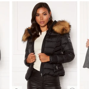 Rockandblue down jacket - Svart varm jacka från rockandblue i storlek 36 i mycket bra skick. Skriv om du har frågor eller vill se fler bilder. Pälsen som följer med är äkta (se 3e bilden). 