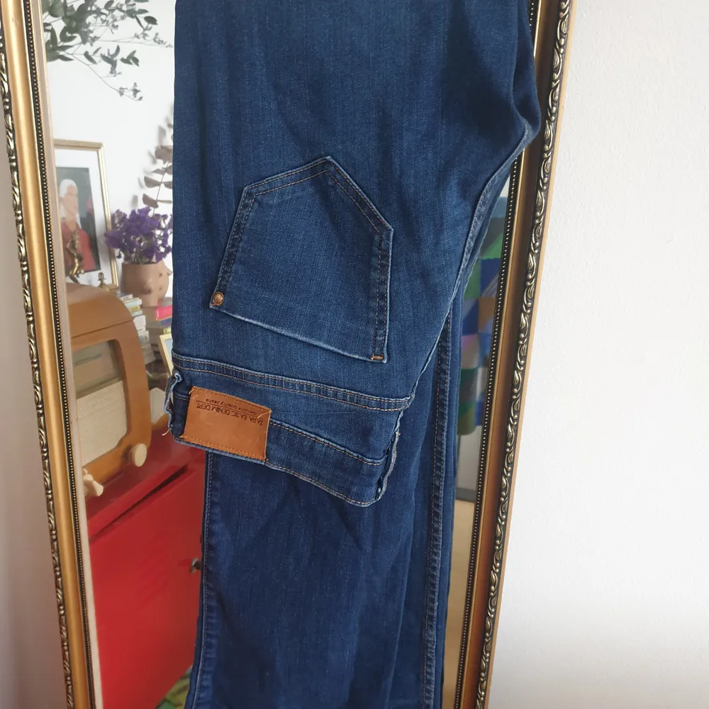 Jeans från Zara i modell: mid rise boot cut fit. EU storlek 38 (strechiga) kan skickas annars finns i Malmö 💌. Jeans & Byxor.