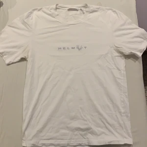 Helmut lang T-shirt M - T-shirt från helmutlang som inte längre passar. Skick 7/10 passar både tjejer och killar som vill ha en snygg, speciell T-shirt. Köpt för 950