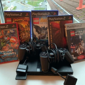 Playstation 2 - Playstation 2 i väldigtbra skick! Två kontroller och 19st spel. Alla sladdar som behövs finns. Hör av er så kan vi diskutera pris😊