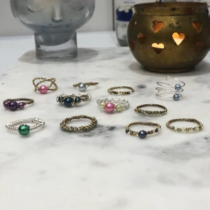 Hemgjorda ringar i olika storlekar - Hemmagjorda ringar i olika färger och former. Går att specialbeställa om ni vi ha en specifik färg eller storlek❤️. Köparen står för frakten.✨🧚🏻‍♀️