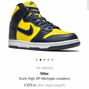 NIKE Dunk hi sp ”Michigan” 2020 - INTRESSEKOLL på världens snyggaste skor, Nike Dunk high sp ”Michigan” 2020. Går för drygt 3500kr på Farfetch, mina är köpta i England för någon månad sedan. Storlek US 8 motsvarande EUR 41. 