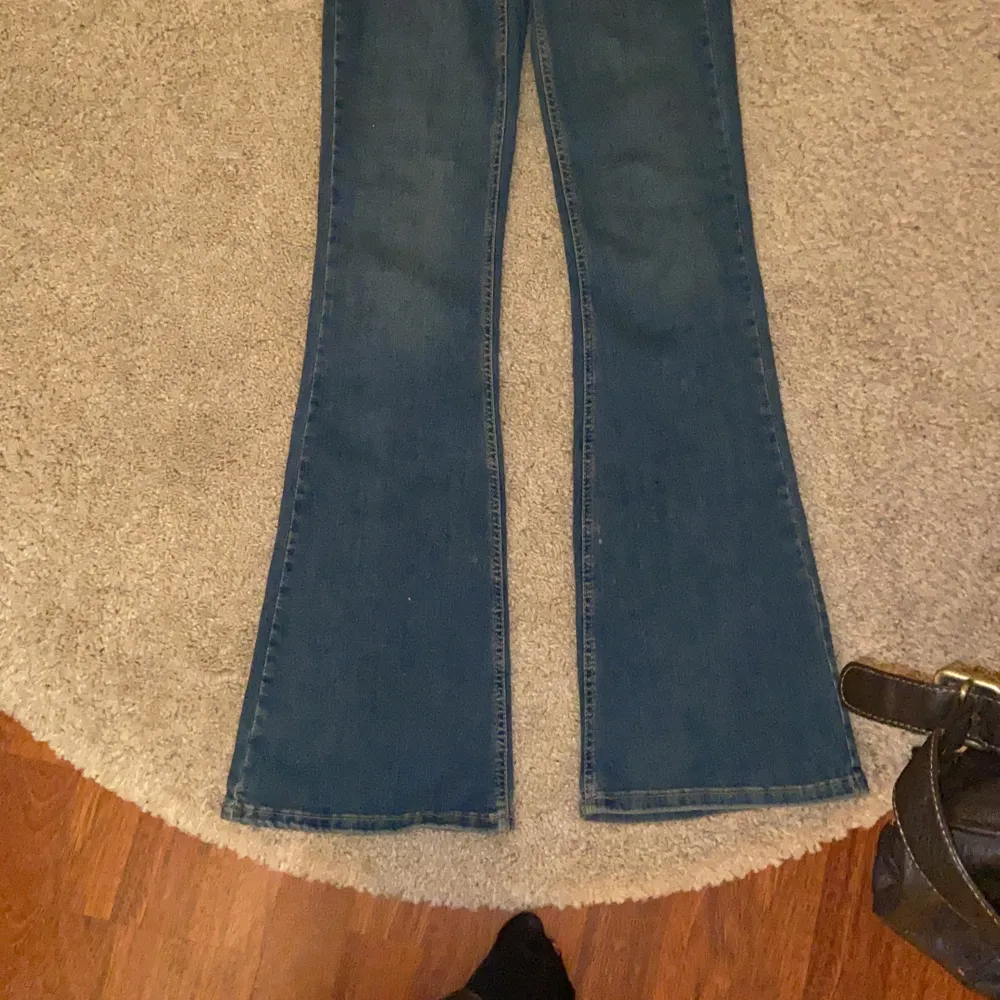 Såå fina bootcut jeans från NAKD❤️❤️ Använda runt 4 gånger så de är i topppenskick!! Frakt tillkommer på 66kr. Jeans & Byxor.