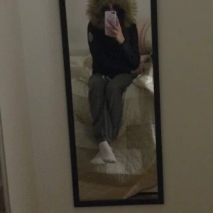 Svea jacka - Säljer denna jacka😻 allt fungerar utmärkt utom dragkedjan som hoppat ur på ena sidan. Går att fixa lätt men har helt enkelt inte orkat bara😅 fusk päls men ser ut dom äkta. Spåbar frakt (63kr) strl 160 (XXS/XS) mer info skriv ett pm☺️👌 alla detaljer är fina