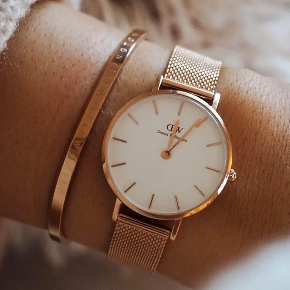 Säljer mitt fina armband från Daniel Wellington i strl S. Använt det en gång eftersom jag inte har andra smycken i roséguld, därav nyskick. Inköpspris 500kr. Säljs med originalförpackning + julig paketering vilket gör armbandet till en utmärkt julklapp! 💕. Accessoarer.