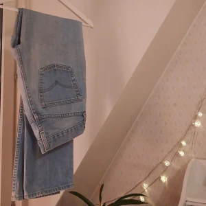 Jeans -  Levis 501, köpa second hand. Lappen i bak har gått av (se sista bilden) och därför säljer jag till rätt biligt pris, annars är de i bra skick! Det står heller ingen storlek i de men skulle säga att de är ca W: 25-26 och runt L:30💞 (BUDA!! fler än jag trodde vidade sig vara intresserade, så buda istället i komentarerna vid intresse, budgivningen slutar 7 dec. 16:00🥰 )