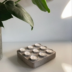 Ljusstake ”Melina”  - Nu kan ni äntligen förbeställa vår första handgjorda ljusstake gjuten i betong, ”Melina”. Ljusstaken ”Melina” kostar endast 99kr! Erbjudande: två stycken för endast 159kr. 🤍 Betalningen sker via vårt swishnummer: 1235240155, 5% går till barncancerfonden👫🏼