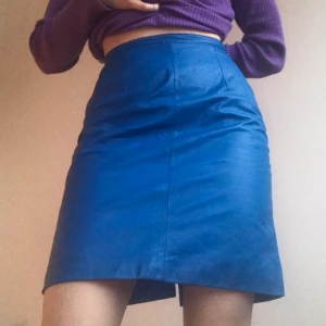 Kjol i äkta skinn - Mycket speciell blå kjol i äkta skinn 🦋 Kjollängd 51 cm, size 7. Knäppning och en liten slits baktill.