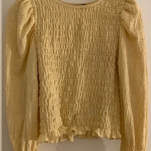 Tröja med puffärm  - Tröja med puffärm från Gina tricot, nyskick. 