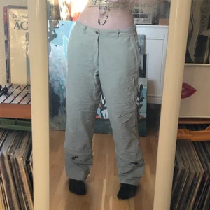 Fjällräven byxor - Ett par super snygga beiga lowwaisted fjällrävenbyxor! Står 44 i dem men skulle säga att de passar S-L beror på hue man vill att dem ska sitta!! Jag är S/M ❤️