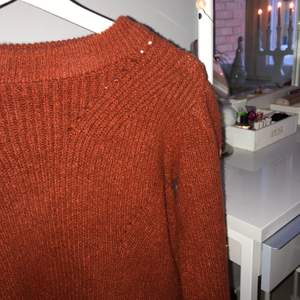 Orange/röd stickad tröja från Gina tricot, helt oanvänd då den inte kommit till användning. Eventuell fraktkostnad tillkommer.