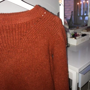 Orange/röd stickad tröja  - Orange/röd stickad tröja från Gina tricot, helt oanvänd då den inte kommit till användning. Eventuell fraktkostnad tillkommer.