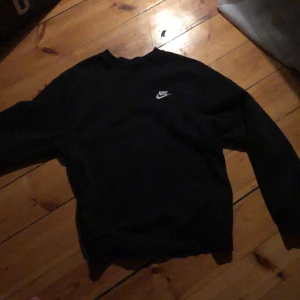 Nike sweatshirt  - Endast använd 2 gånger så i nyskick! Den är i storlek xs man så ungefär s-m kvinna. Köparen betalar för frakt🐛☘️