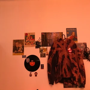 Unik Tie-Dye Ghostbusters Hoodie - En tie-dye hoodie med Ghostbusters tryck både fram och bak.👻 Blekt hoodien själv. Köpt på H&M i storlek XL. Säljer för 100kr + frakt pga att den aldrig används. Använd ett antal gånger.💙