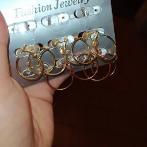 Några "guld" och "rosé" ringar till öronen - Dessa bara ligger och dammar,inte äkta alls. Jäkligt snygga till det mesta ändå! Samfraktar gärna.