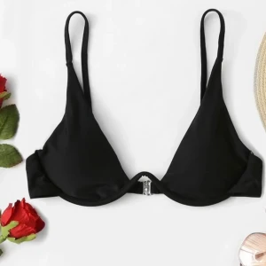 svart bikini - frakt ingår i pris! supersnygg bikinitopp från shein som tyvärr var är för liten för mig :( storlek L men skulle säga mer S. helt oanvänd, endast testad 