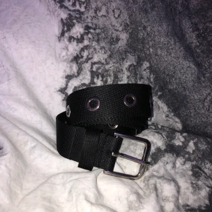 Svart grommetbelt! - Svart skärp köpt på weekday! Är i mycket bra skick, säljer för att jag i princip slutat använda skärp och därför inte får någon nytta av den! Köparen står för frakten<3