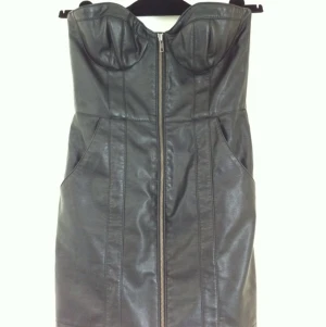 Kort, axelbandslös klänning i snygg skinn-imitation. Använd endast ett fåtal ggr. - Kort, axelbandslös klänning i snygg skinn-imitation. Använd endast ett fåtal ggr.