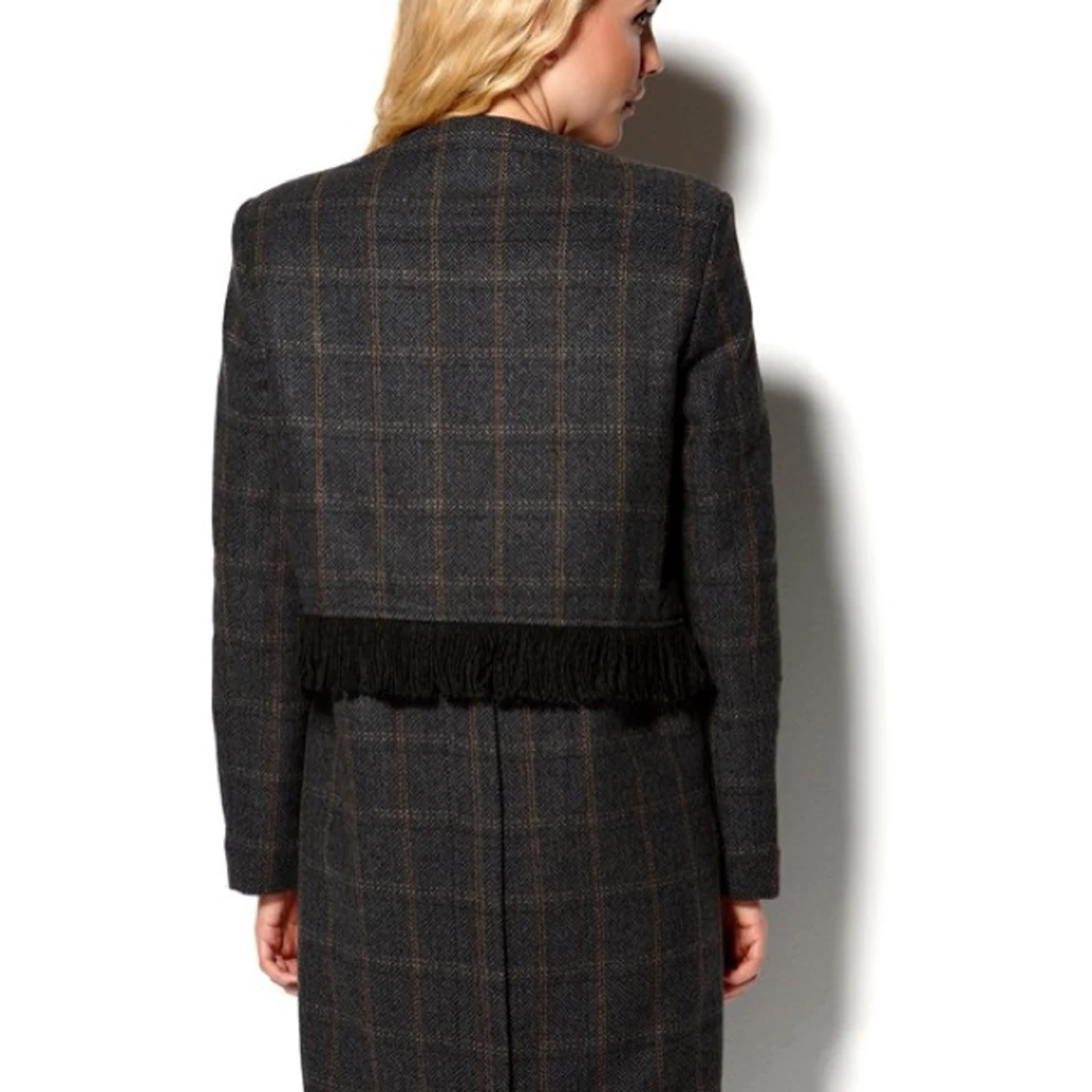 Rodebjer Connor 
Varm och stilig yllekappa i tweed från Rodebjer. Kappan har dold knäppning fram samt två fickor. Baktill finns ett långt sprund med dolda knappar och ett tygstycke med fransar går från baksidan och knäpps fram över livet - 1378449023