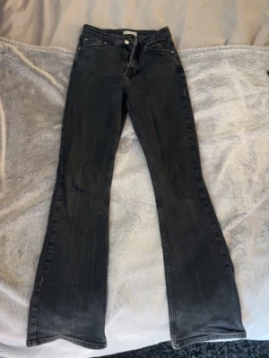 Svarta bootcut jeans - Säljer ett par svarta bootcut jeans
