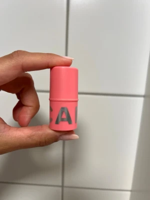 Caia Blush Stick Cotton Candy - Säljer en Caia Cosmetics Blush Stick i färgen Cotton Candy. Rouget kommer i en smidig stickform och har en söt rosa nyans. Perfekt att ta med i väskan för en fräsch look. Förpackningen är rosa med silvertext och innehåller 4,5 g. Endast använd ett par gånger. 