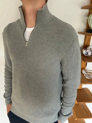 Zara quarter zip tröja  - Zara quarter zip tröja herr| pris:149kr| storlek:M| skick:9,8/10| hör av dig vid minsta lilla fundering eller fråga|