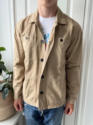 Selected overshirt  - Selected overshirt, lite stor på modellen. Inga defekter! Modellen i bilderna är 180 cm 75 kg och bär Storlek M , Kom med frågor! 🌟 (Kan gå ned i pris vid köp av paket 😉) 