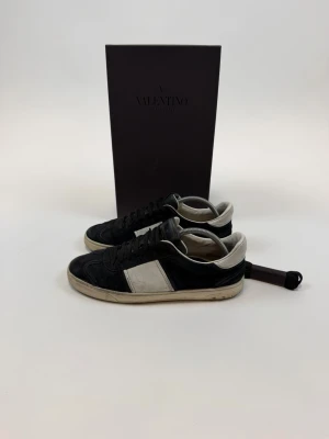 Valentino Flycrew  - Hej! Säljer nu dessa snygga och eftertraktade valentino flycrew skorna!  Storlek= 43, Ny pris= 7000 kr Säljs för= 1999 kr Dessa skor är väldigt limiterade och svåra att få tag på då dem inte tillverkas längre! OG tillkommer vid köp (box, nya skosnören)