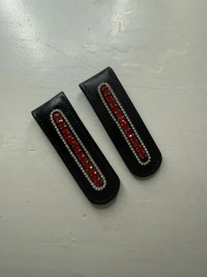 Röda stövelclips  - Passar alla sorts stövlar. Röda finns i andra färger. 