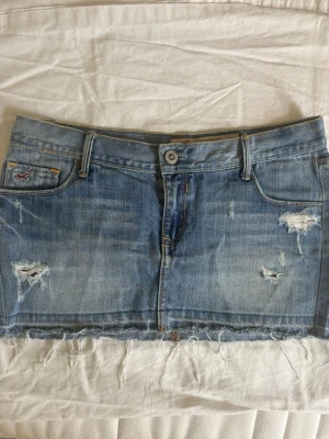 Lågmidjad jeanskjol från hollister - Jättefin blå jeanskjol från hollister🥰