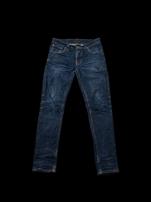 Nudie jeans raw denim - Säljer dessa riktigt feta Nudie raw denim jeans i modellen Grim tim. Riktigt schyssta fades och efter som att det är raw så kommer dem bara bli fetare desto mer du använder dem! Det är storlek 30/32. Pris går att diskutera vid snabb affär, skriv vid minsta fråga.