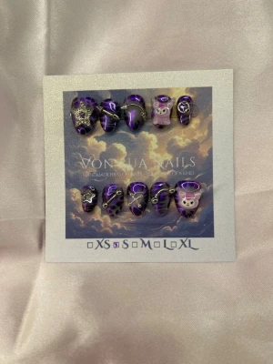 PurpleKuromi (S);ExtraShortAlmond  - Unika handgjorda press-on naglar i lila och svart med coola 3D-detaljer, stjärnor, kedjor och söta kuromi figurer. Perfekt för dig som vill sticka ut med din nagelstil.S: 15 mm, 11,5 mm, 12 mm, 11 mm, 9 mm 