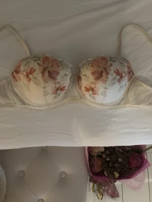 Intimissimi BH - Blommig bralette bh från gammal kollektion av Intimissimi som inte säljs längre. Har tyvärr ingen lapp på vilken kupa eller storlek det är men den är lite för stor i kupan för mig så skulle gissa att den passar för C möjligen D, 75 i ryggen eller 80. Brukar ha 75 och den passar till mig!😅🙏🏻 Inte använd