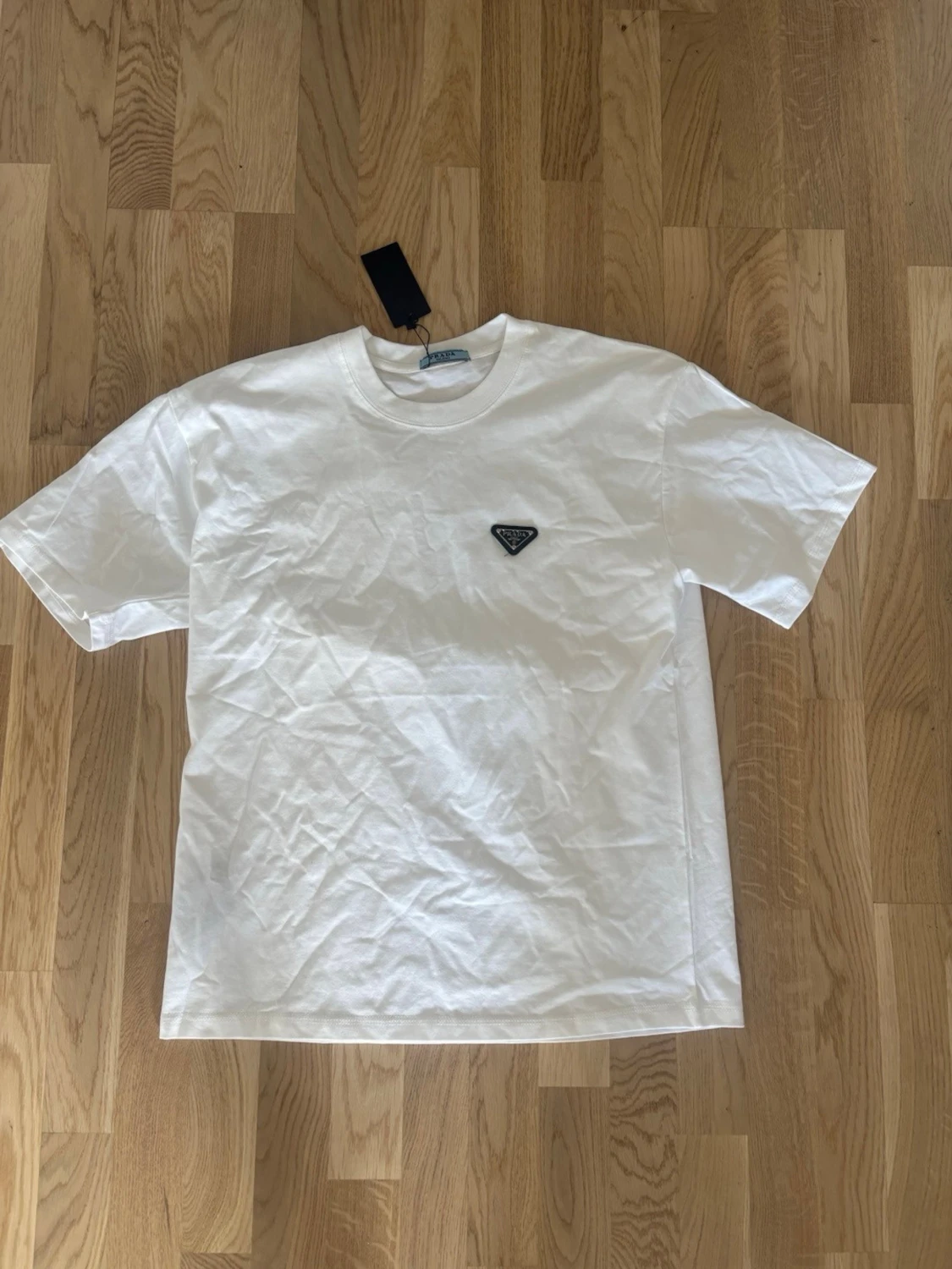 Vit t-shirt från Prada med logga