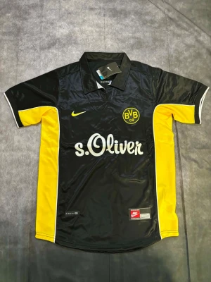 BVB Dortmund tröja  - Dortmund tröja ⚽ Storlek: M 🆕 Helt ny med tag kvar Packeteras ordentligt inför leverans 📦